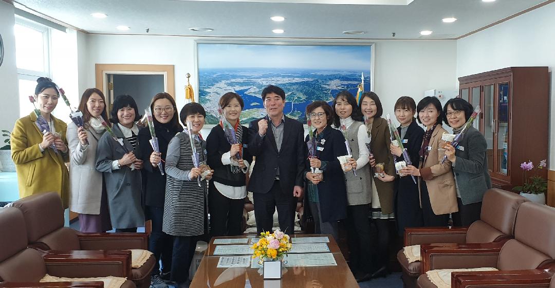 이찬호의장, 세계여성의 날 맞아 사무국 여직원들에게 장미 전달1