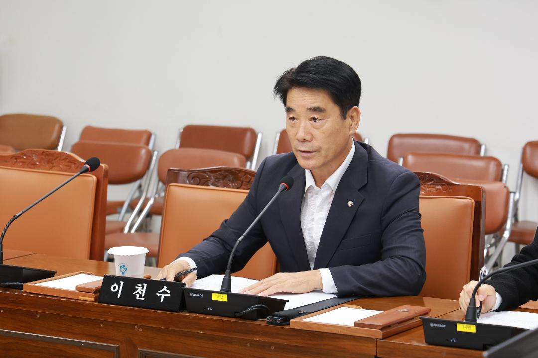 [조례안]이천수 의원, 공공기관 등 플라스틱 꽃 자제 권고1