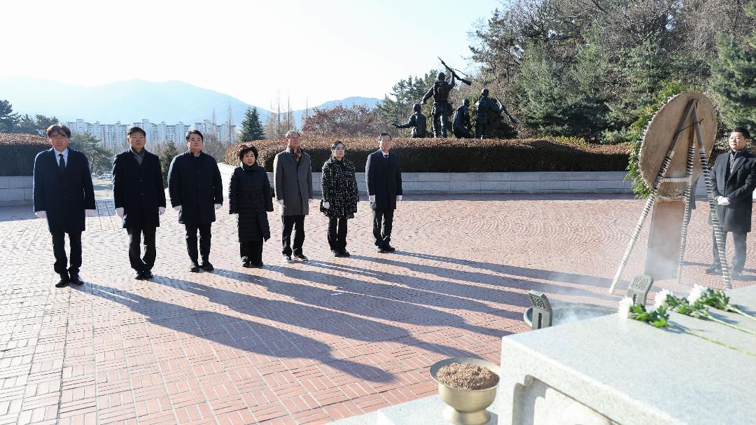 창원특례시의회, 새해 충혼탑 참배... “시민 위한 헌신”1