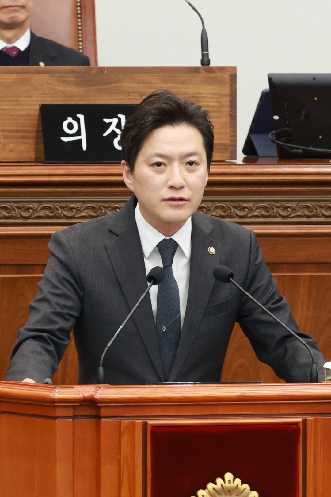 [5분자유발언]김영록 의원 “기후위기 시대, 친환경 현수막 사용해야”1