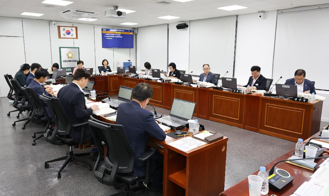 창원시의회 산업경제복지위, 제1회 추경예산안 심사 착수1