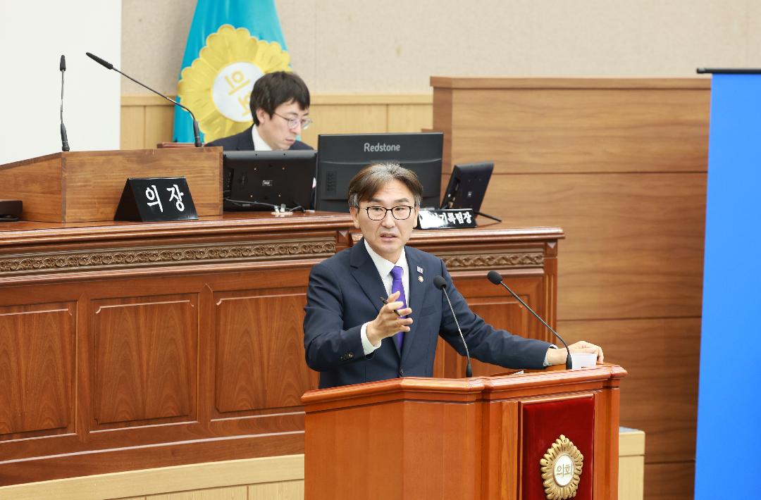 [시정질문] 전홍표 의원, “웅동1지구 진행 과정, 시민에게 설명해야”1