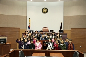 숲속도서관 학생들 창원시의회 방문(2012.2.23)