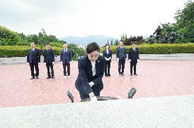 의장단 충혼탑 참배