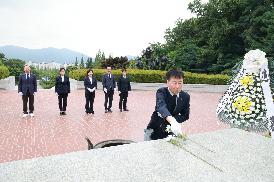 의장단 충혼탑 참배