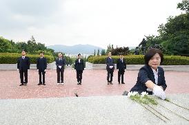 의장단 충혼탑 참배