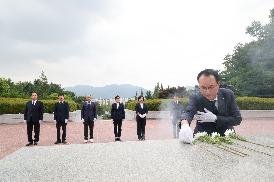 의장단 충혼탑 참배