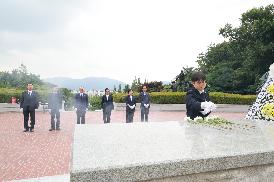 의장단 충혼탑 참배