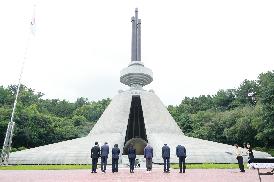 의장단 충혼탑 참배