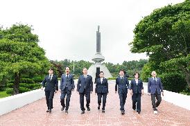 의장단 충혼탑 참배