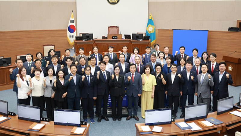 <img src="/upload/popup/20261020035315591-08427.jpg" alt="제5대의회 단체사진" />